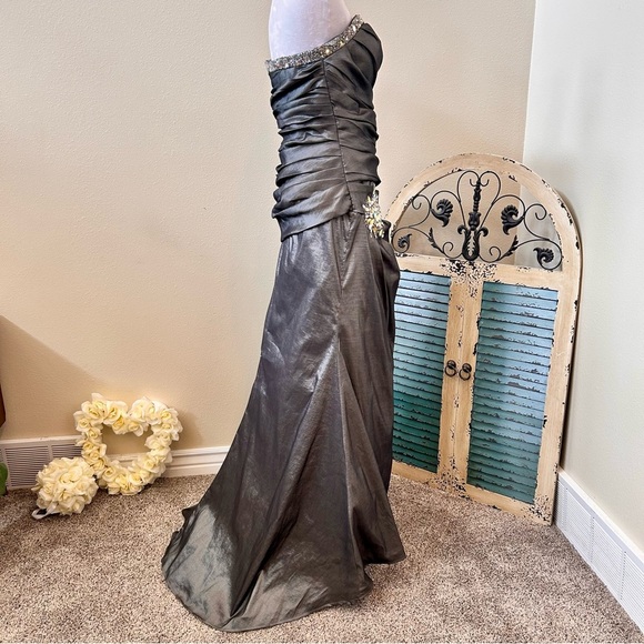 LUXE GIGI by La Femme NWOT $400 Strapless Evening Gown Jeweled size 16 - Picture 5 of 16